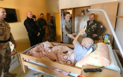Bývalý podplukovník dělostřelectva se s nadšením zdravil se současnými příslušníky armády