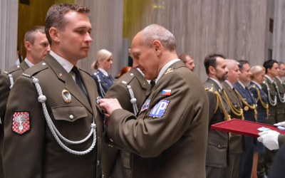 plukovník Murček předává medaili